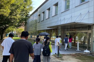 キャンパス＆ドミトリー見学ツアーの様子