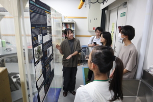 大学院生からのレクチャーを聞く鳥海塾生の画像