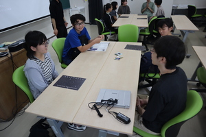 東北大大学院生と交流する画像