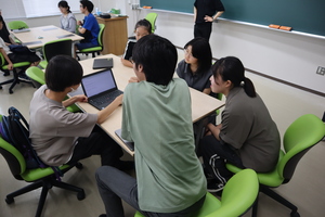 鳥海塾生の研究を大学院生に説明する画像