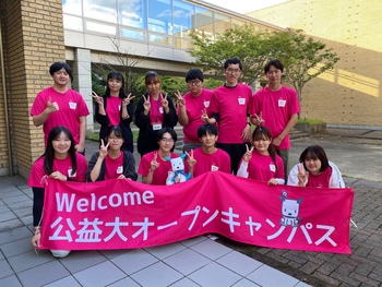 スタッフの集合写真画像