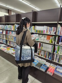 学生選書ツアーの様子