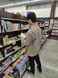 学生選書ツアーの様子2