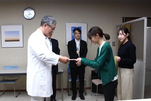 日本海総合病院様に寄付している様子