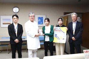 日本海総合病院様に寄付している様子2