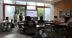 教室で説明をする画像